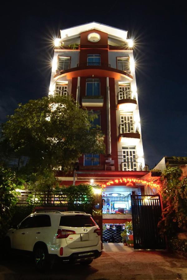 Huỳnh Anh *